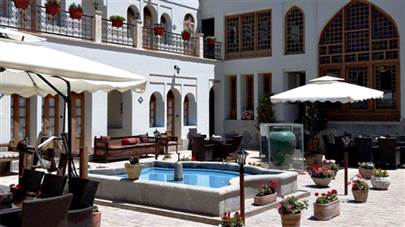 حیاط هتل سنتی عتیق اصفهان حیاط هتل سنتی عتیق اصفهان